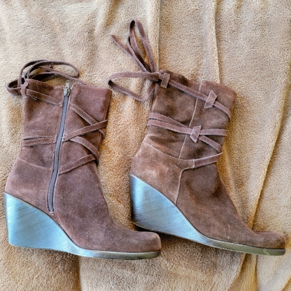 Brown suede boot